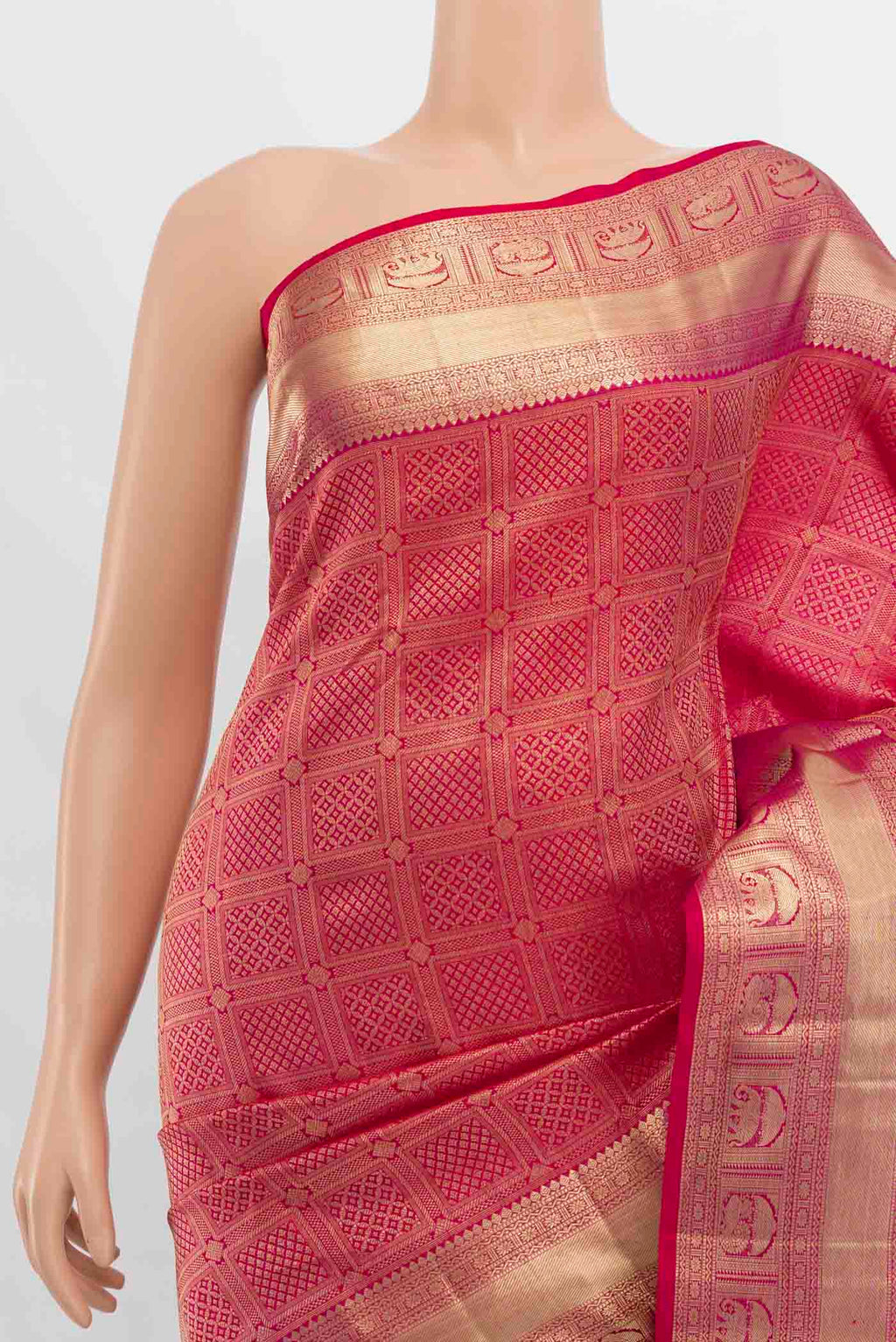 Border image of Dark Pink Kanchipuram Silk Saree with Zari Butta on the body and Zari Border. 