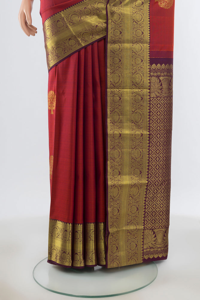 Pleats and pallu of Maroon Kanchipuram Silk Saree with Plain Body and Silk Border. 