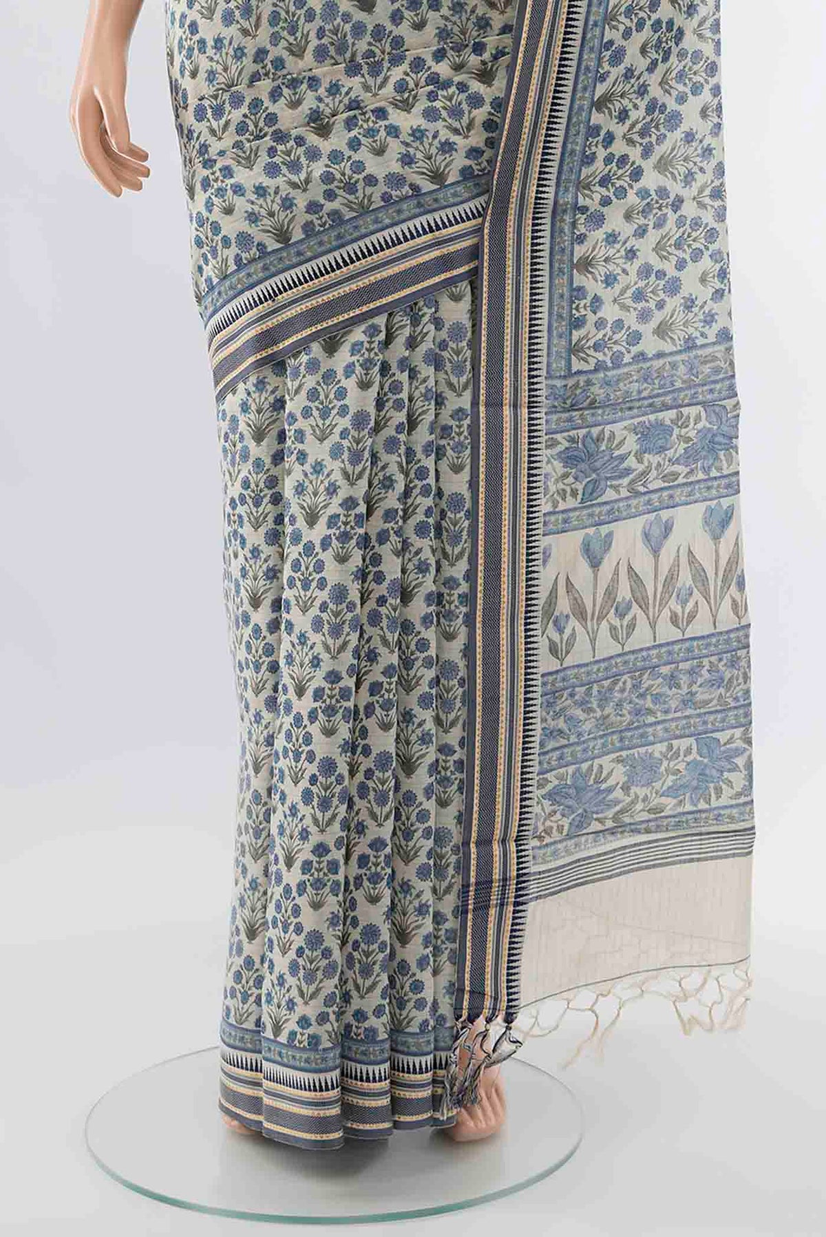 Pleats and pallu of Cream Maheshwari Silk Cotton Saree with Floral Print on the body and Thread Border