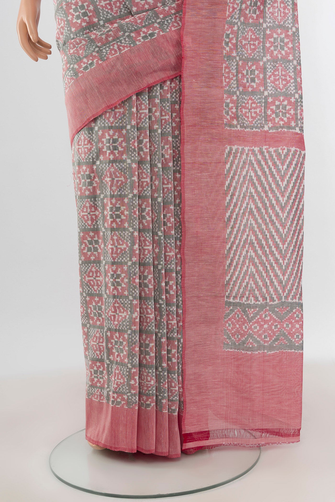 Pleats and pallu of Grey Pochampally Cotton Saree with Ikat Print on the body and Plain Border. 