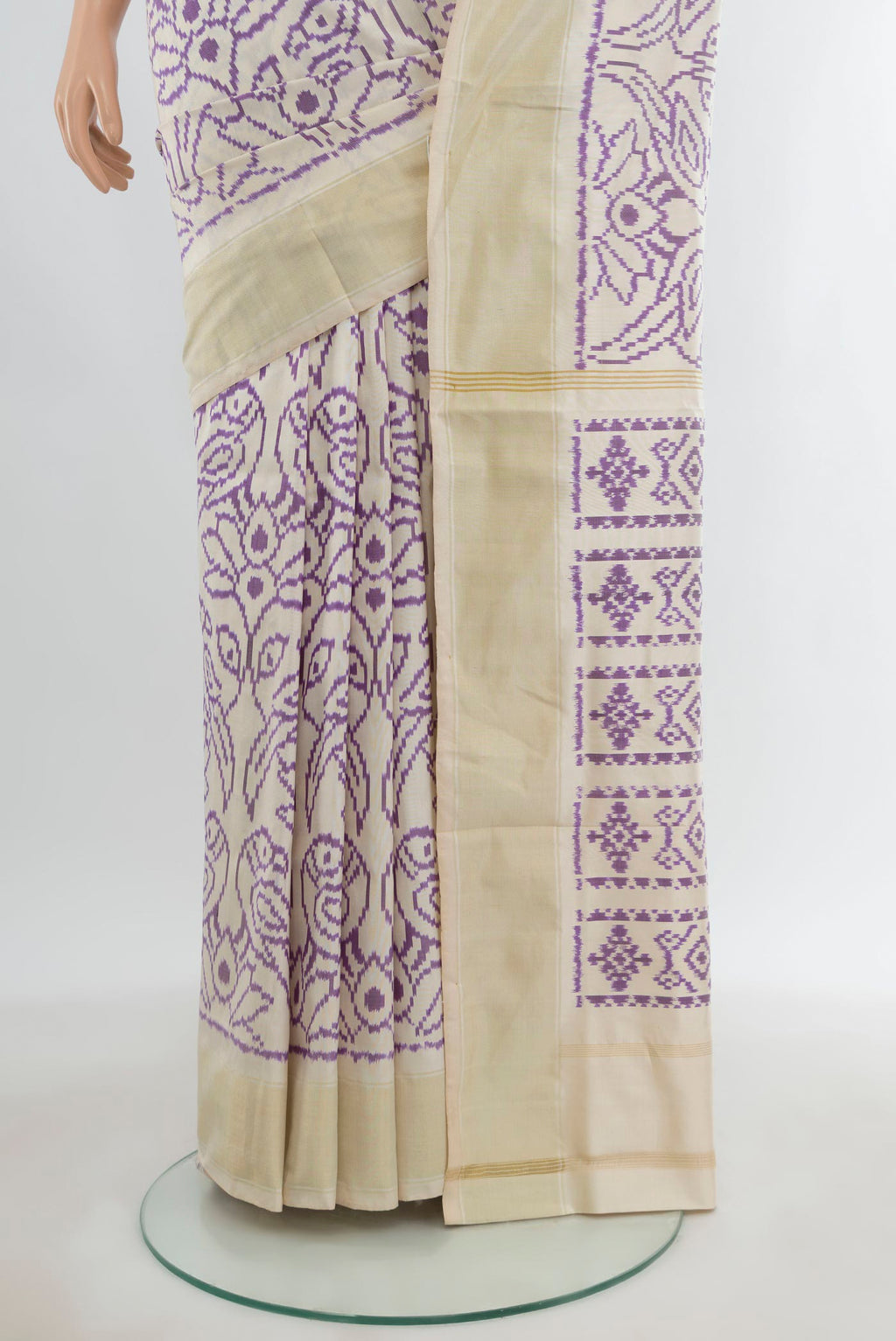 Pleats and pallu of Off White Pochampally Silk Saree with Pure Ikat on the body and Plain Border. 