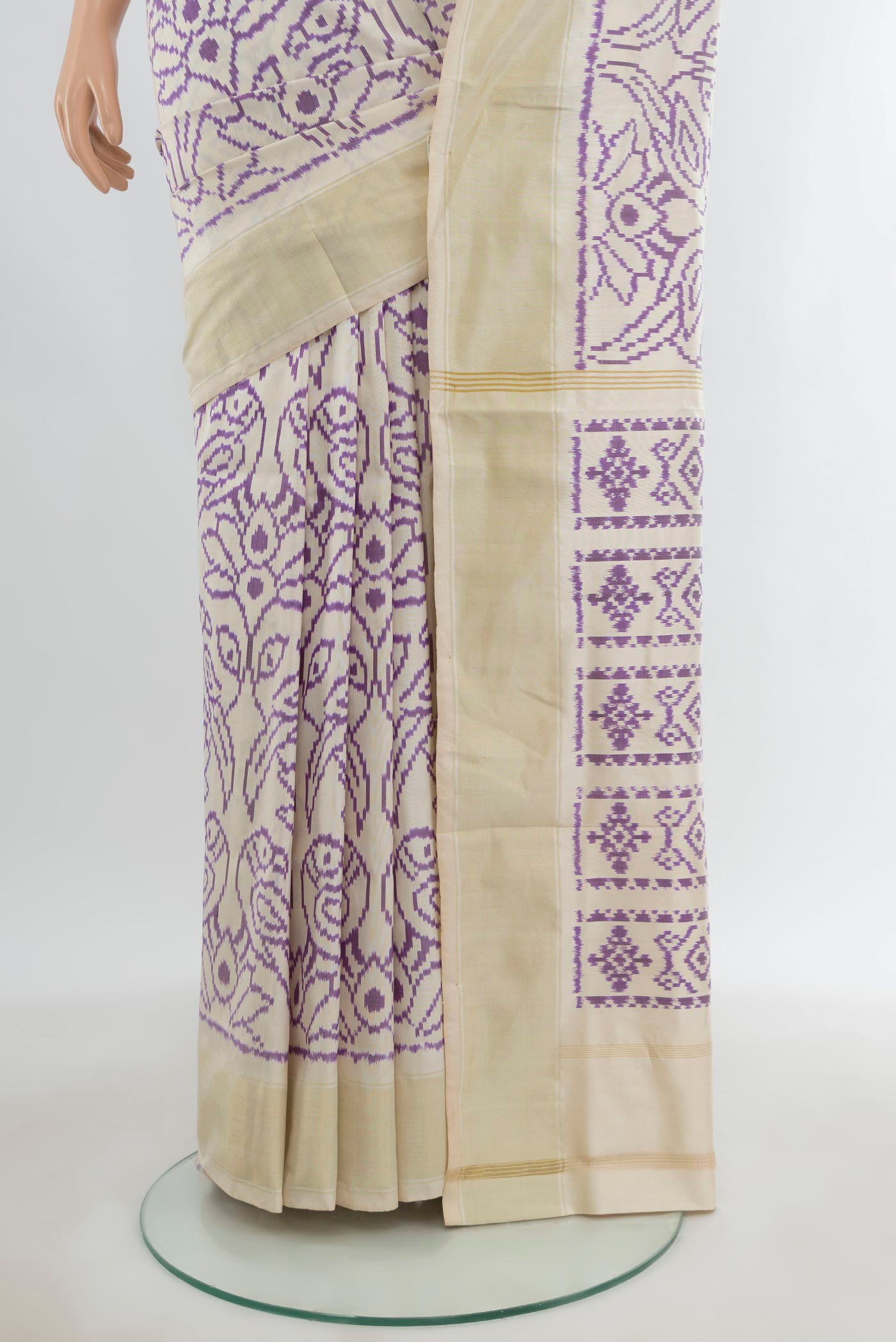 Pleats and pallu of Off White Pochampally Silk Saree with Pure Ikat on the body and Plain Border. 