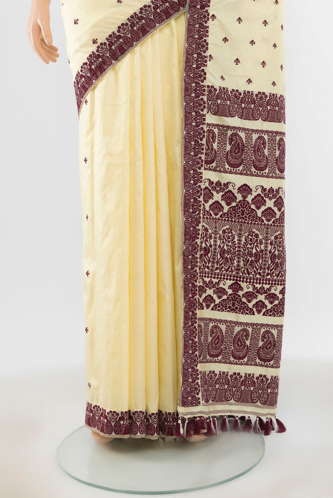 Pleats and pallu of Cream Assam Silk Saree with Jacquard With Thread Butta on the body and Silk Border. 