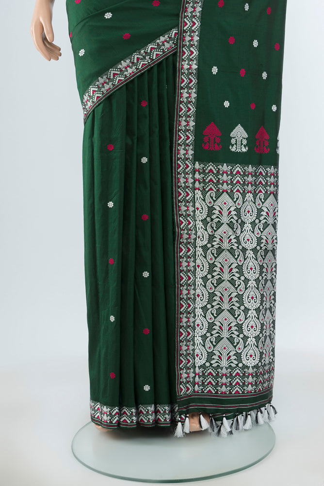 Pleats and pallu of Bottle Green Assam Silk Saree with Jacquard With Thread Butta on the body and Silk Border. 