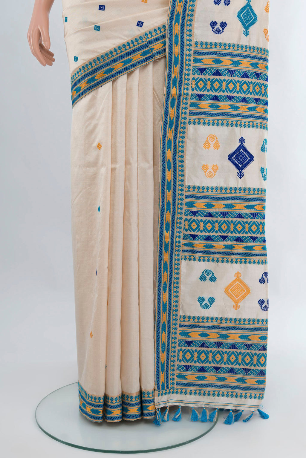 Pleats and pallu of Cream Assam Silk Saree with Thread Butta on the body and Thread Border. 