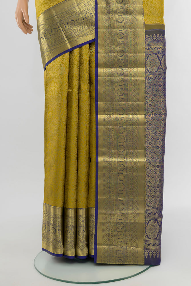 Pleats and pallu of Mehandi Green Kanchipuram Silk Saree with Plain Body and Silk Border. 