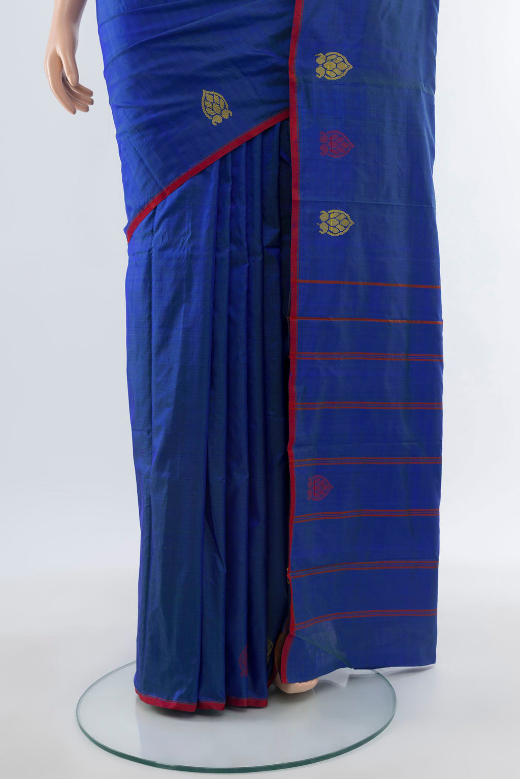Pleats and pallu of Royal Blue Kanchipuram Silk Saree with Plain Body and Thread Border. 