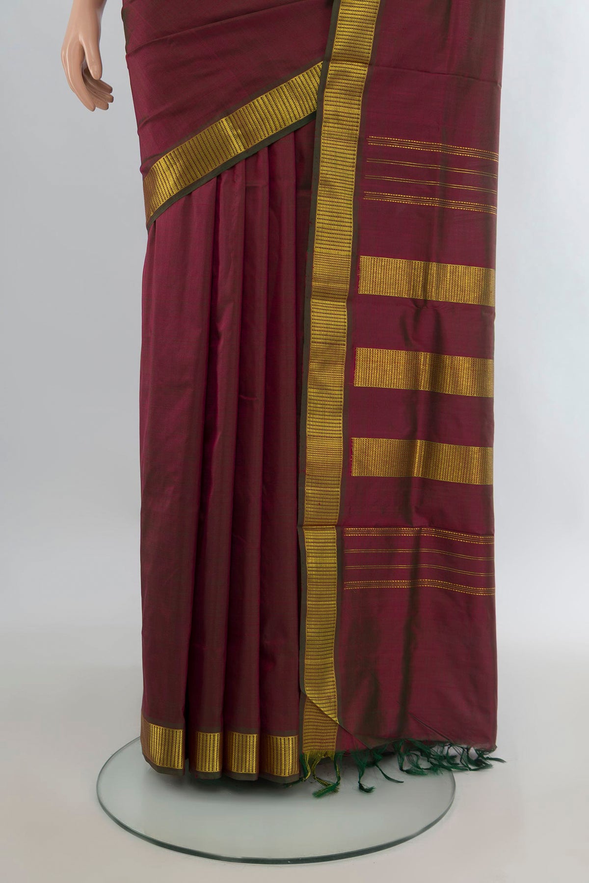 Pleats and pallu of Pure Silk Maroon Dual Tone Kanjivaram Nine Yards Saree with Plain Body and Zari Border. 