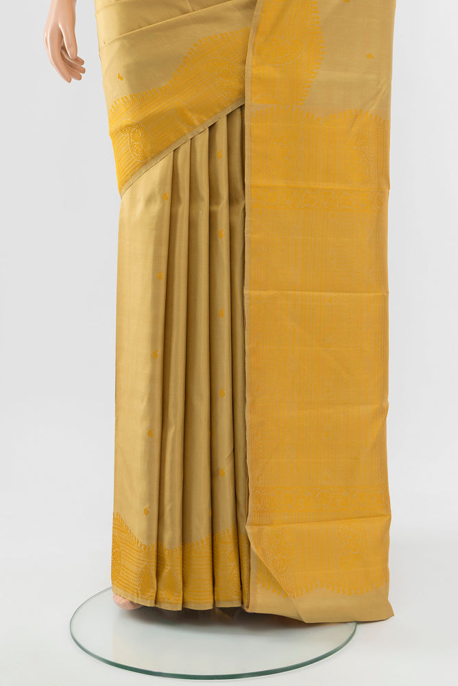 Pleats and pallu of Beige Kanchipuram Silk Saree with Jacquard With Thread Butta on the body and Silk Border. 