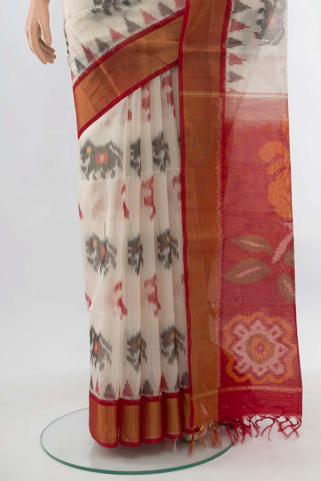 Pleats and pallu of Cream Maheshwari Silk Cotton Saree with Ikat Print on the body and Silk Border. 