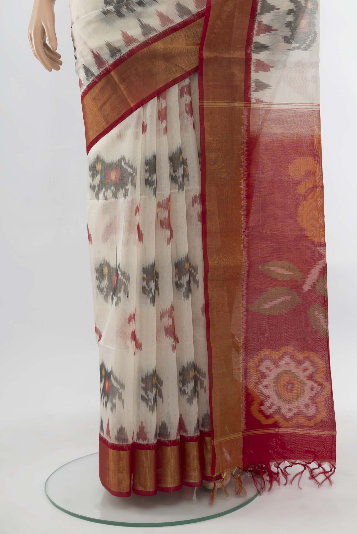 Pleats and pallu of Cream Maheshwari Silk Cotton Saree with Ikat Print on the body and Silk Border. 
