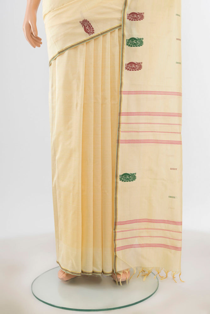 Pleats and pallu of Cream Kanchipuram Silk Saree with Plain Body and Silk Border. 