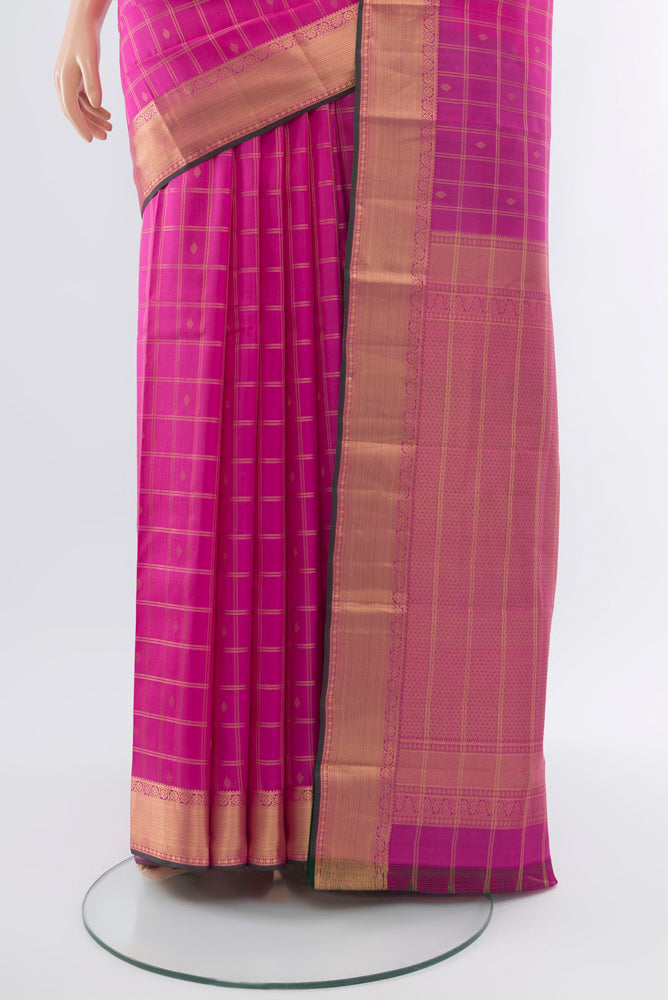 Pleats and pallu of Rose pink Kanchipuram Silk Saree with Zari Butta on the body and Silk Border. 