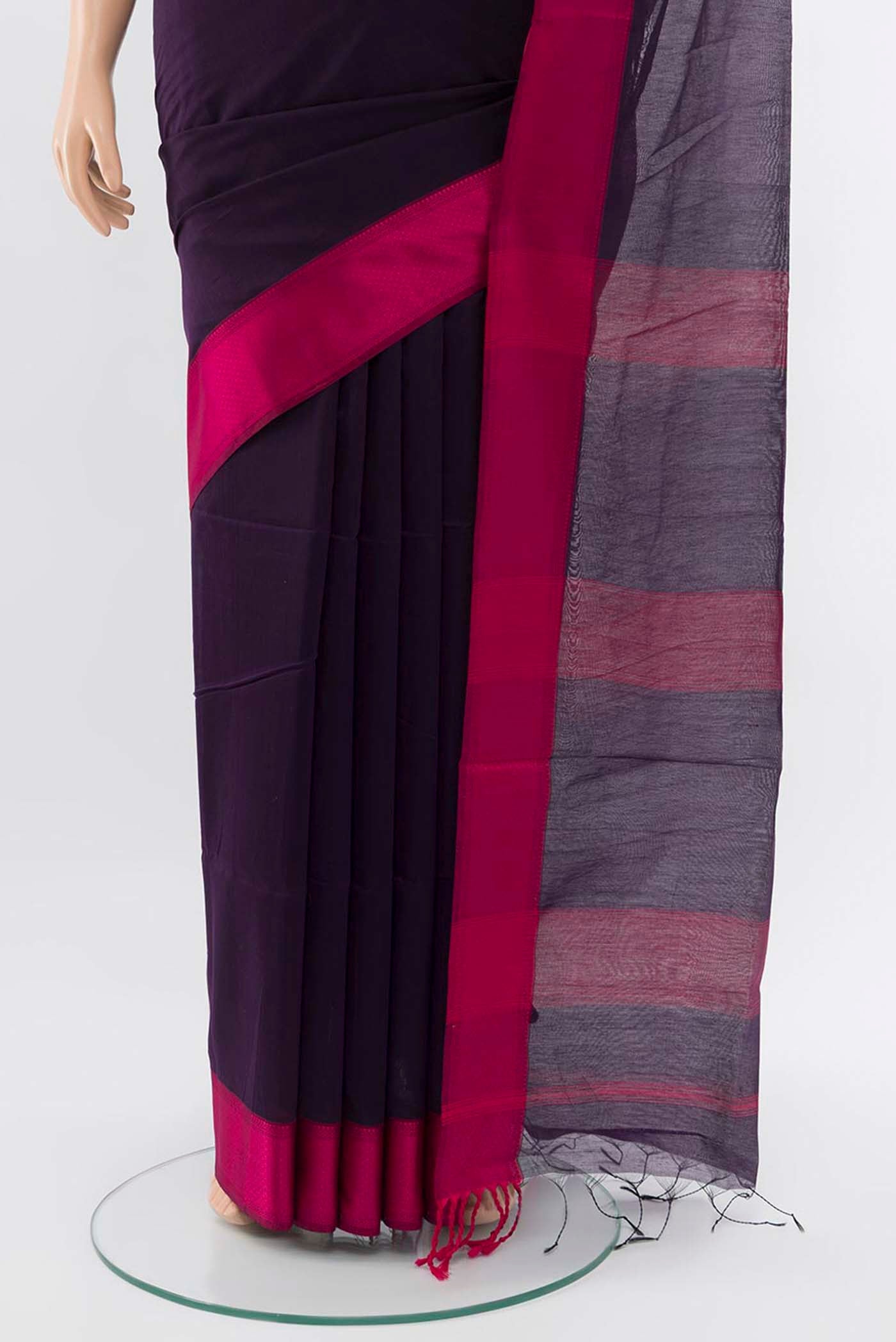 Pleats and pallu of Navy Blue Maheshwari Silk Cotton Saree with Plain Body and Thread Border