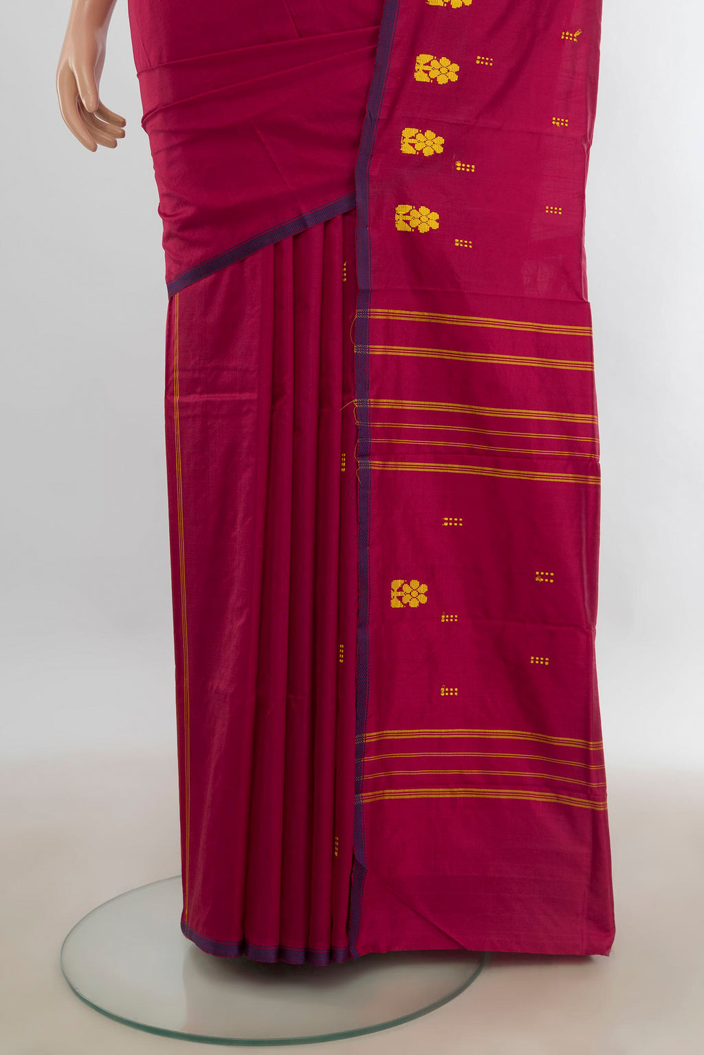 Pleats and pallu of Pure Silk Maroon Kanchipuram Saree with Thread Butta on the body and Silk Border. 