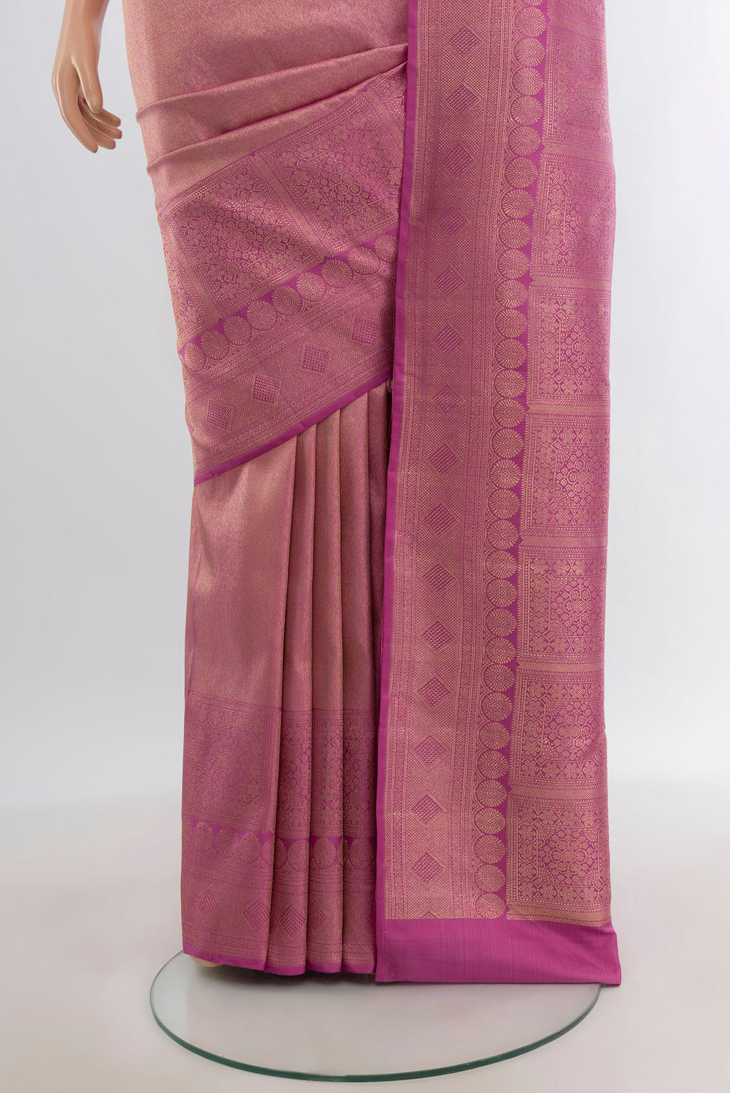 Pleats and pallu of Lavender Kanchipuram Silk Saree with Zari Brocade on the body and Zari Border. 