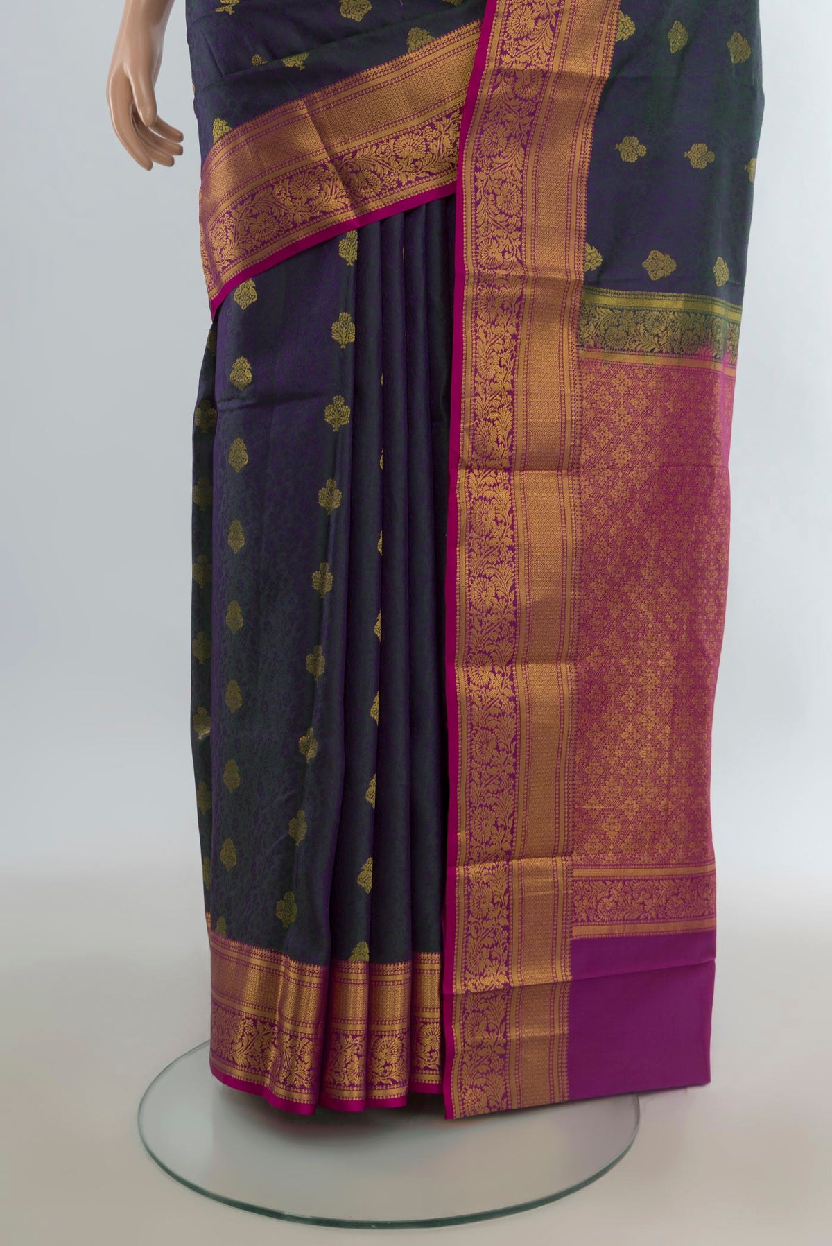 Pleats and pallu of Pure Silk Green Dual Tone Kanchipuram Saree with Zari Butta on the body and Zari Border. 