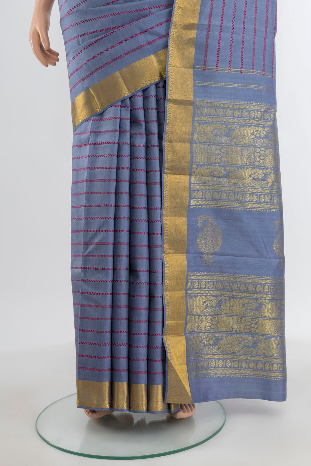 Pleats and pallu of Pure Silk Pure Zari Lilac Kanchipuram Saree with Veldhari on the body and Zari Border. 