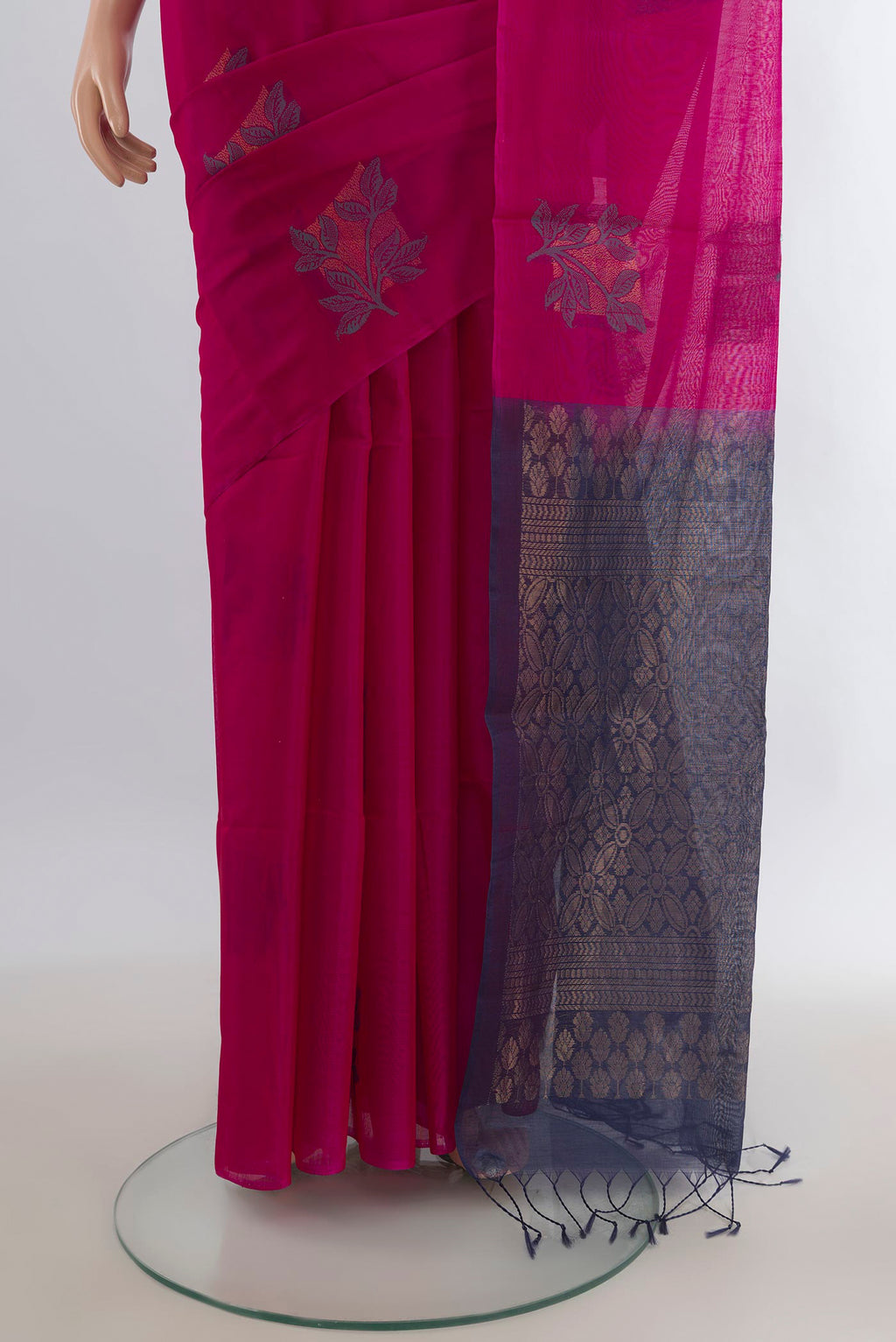 Pleats and pallu of Pink Silk Cotton Saree with Thread Butta on the body and Without Border. 