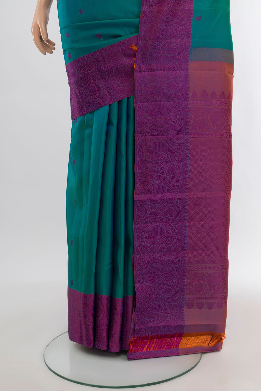 Pleats and pallu of Peacock Blue Kanchipuram Silk Saree with Thread Butta on the body and Thread Border. 