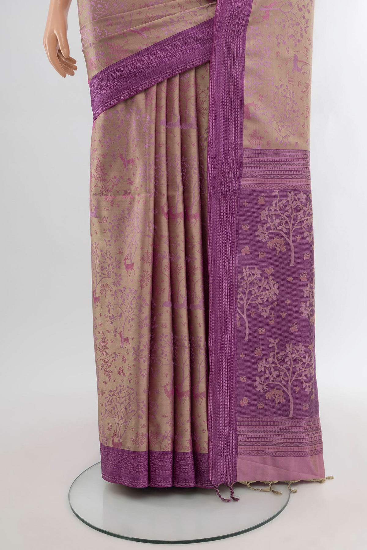Pleats and pallu of Lavender Soft Silk Saree with Jacquard design on the body and Thread Border. 