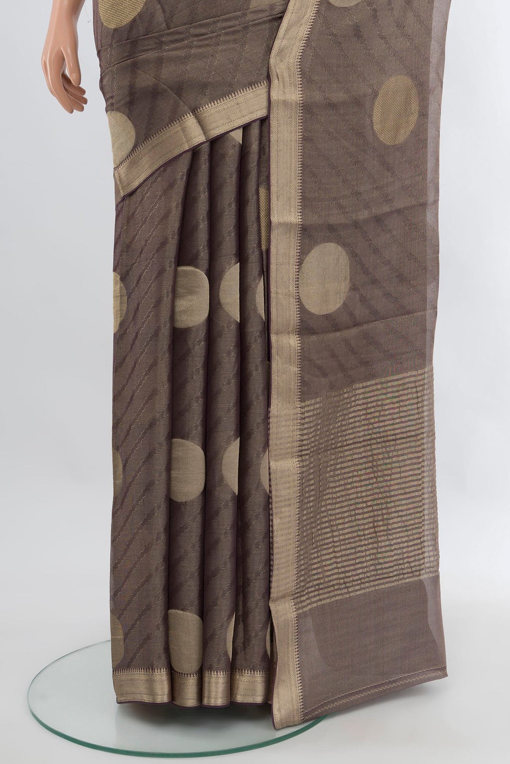 Pleats and pallu of Davys Grey Mysore Georgette Saree with Zari Butta on the body and Zari Border. 