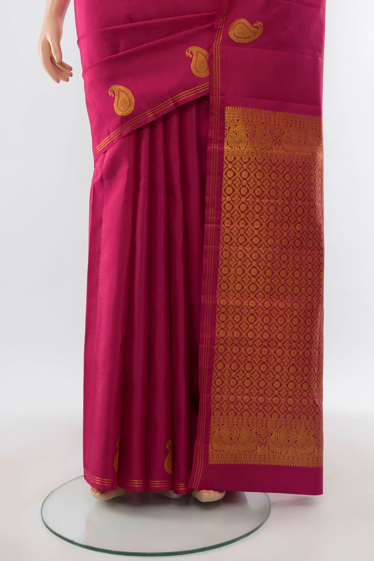 Pleats and pallu of Dark Pink Kanchipuram Silk Saree with Plain Body and Thin Zari Line. 
