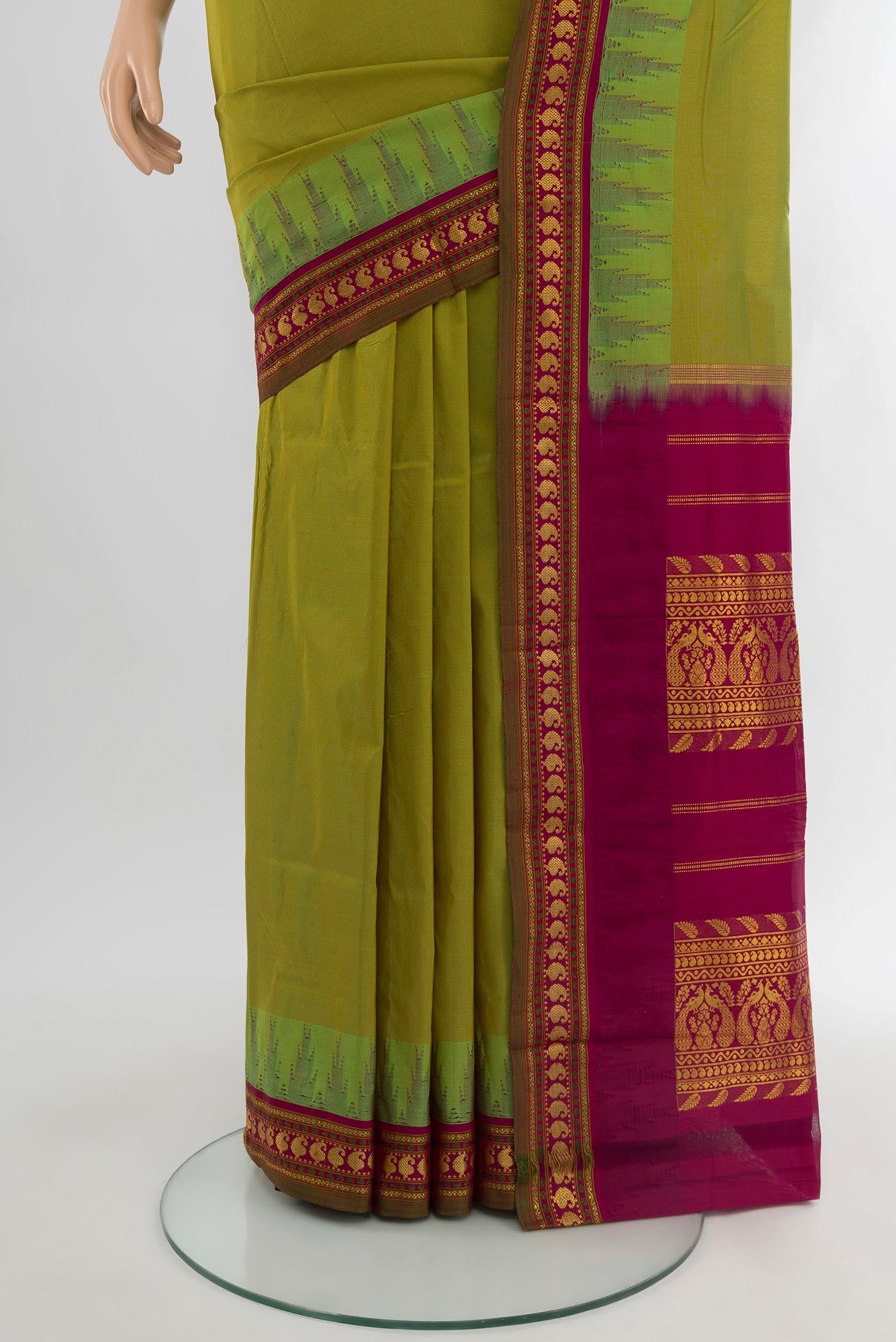 Pleats and pallu of Green Bangalore Silk - kadyal Saree with Plain Body and Zari Border. 