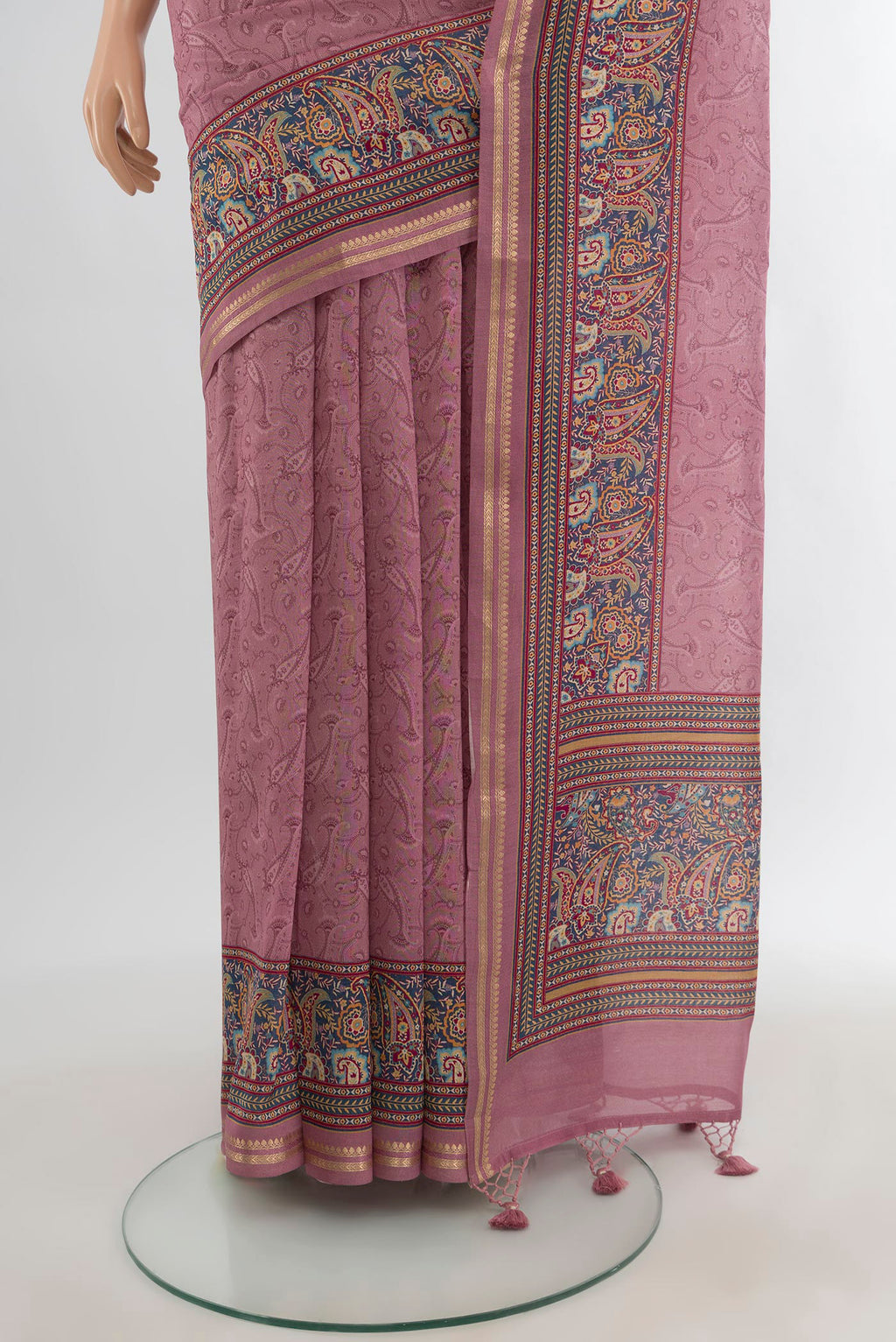 Pleats and pallu of Mauve Maheshwari Silk Cotton Saree with Floral Print on the body and Plain Border. 