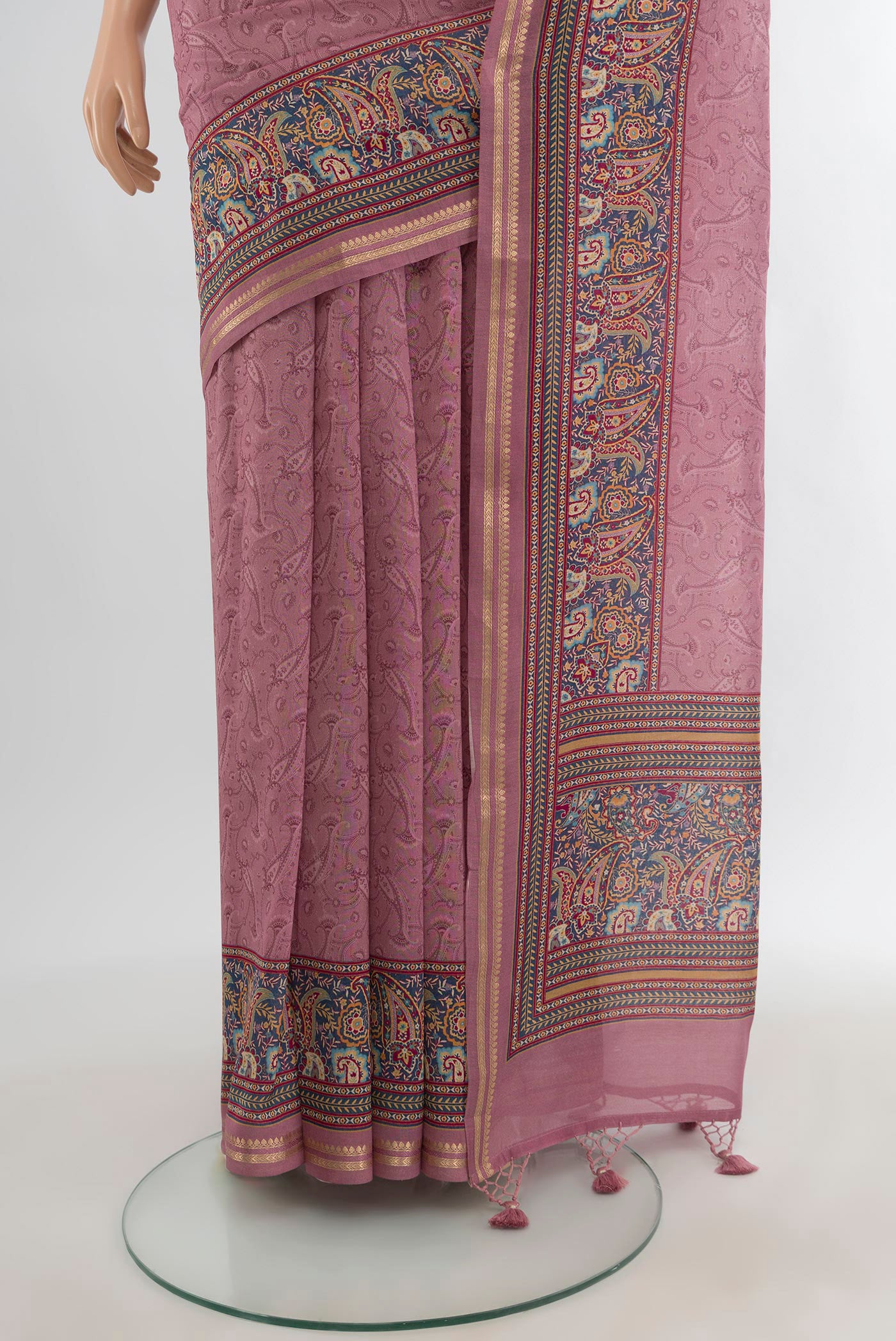 Pleats and pallu of Mauve Maheshwari Silk Cotton Saree with Floral Print on the body and Plain Border. 