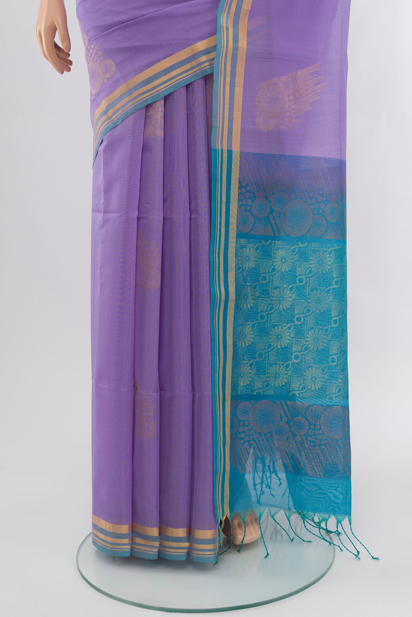 Pleats and pallu of Lavender Silk Cotton Saree with Zari Butta on the body and Zari Border. 