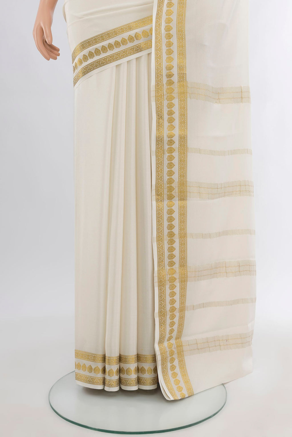 Pleats and pallu of White Mysore Crepe Saree with Plain Body and Zari Border. 