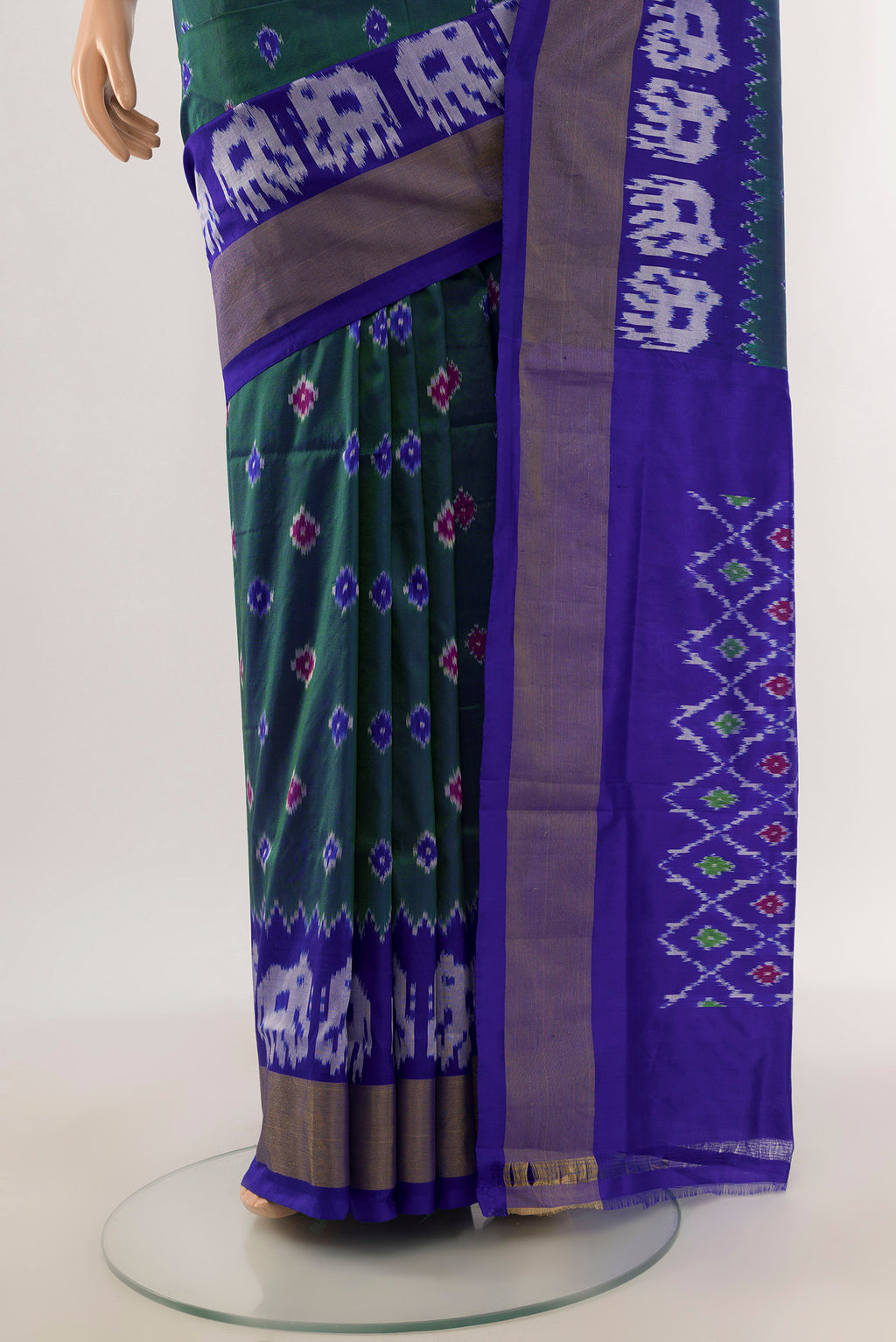 Pleats and pallu of Green Pochampally Silk Saree with Ikat design on the body and Ikat Border. 
