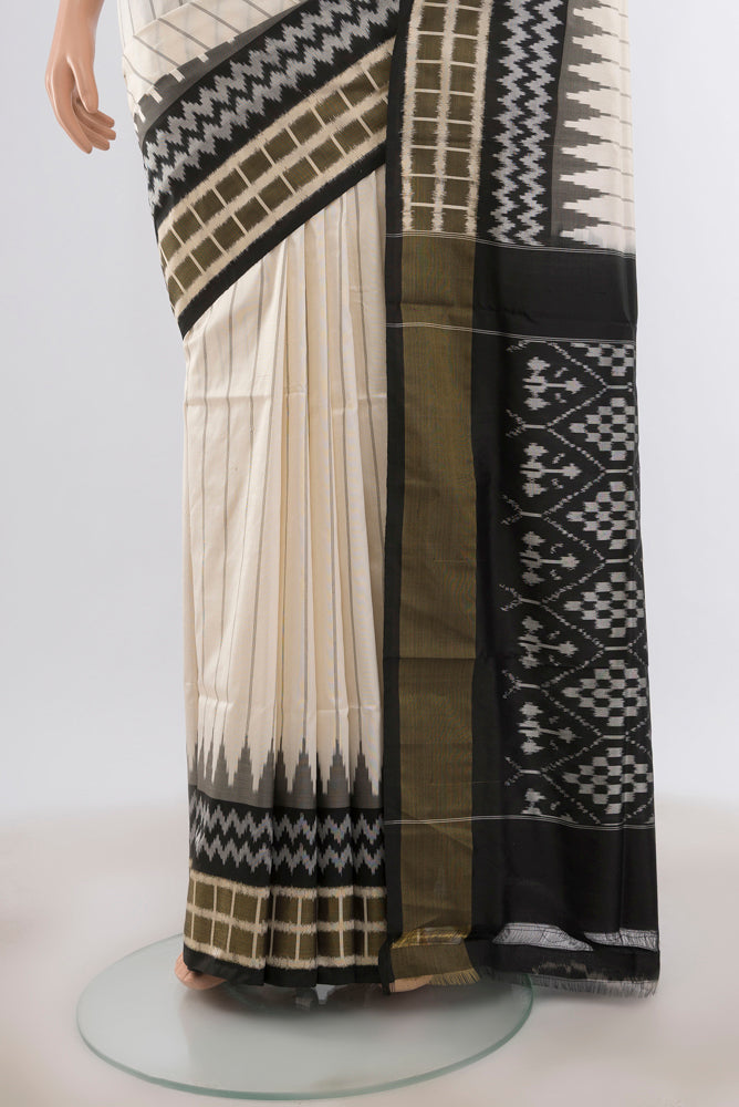 Pleats and pallu of Cream Pochampally Saree with Ikat Print on the body and Silk Border. 