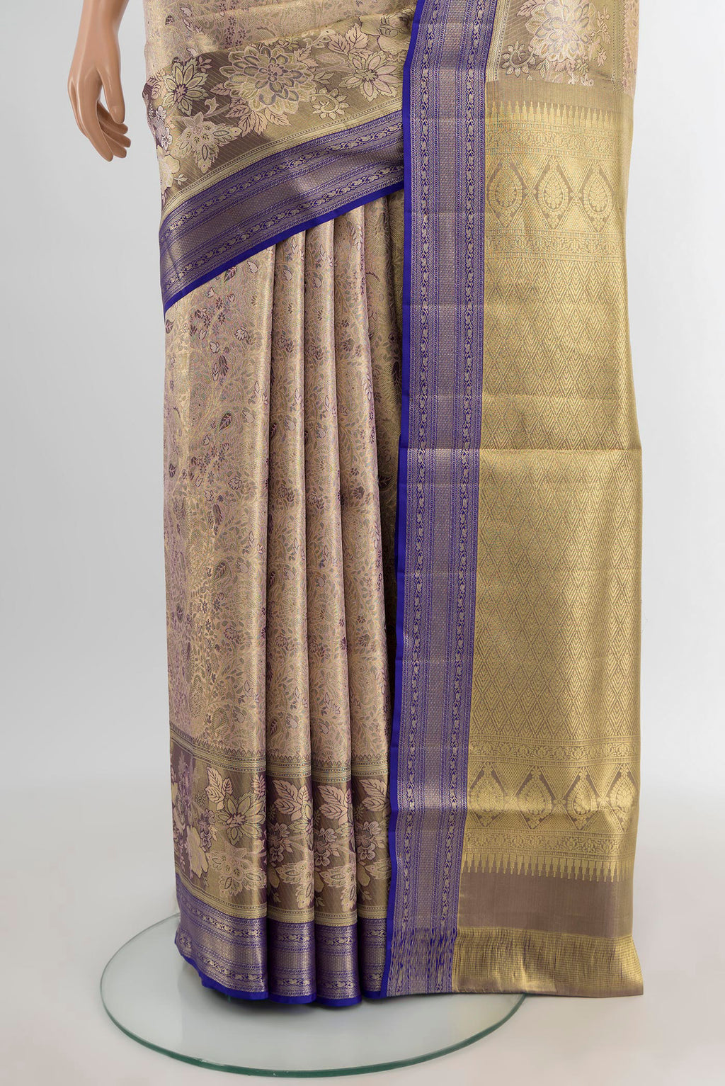 Pleats and pallu of Silver Kanchipuram Tissue Silk Saree with Zari Butta on the body and Zari Border. 