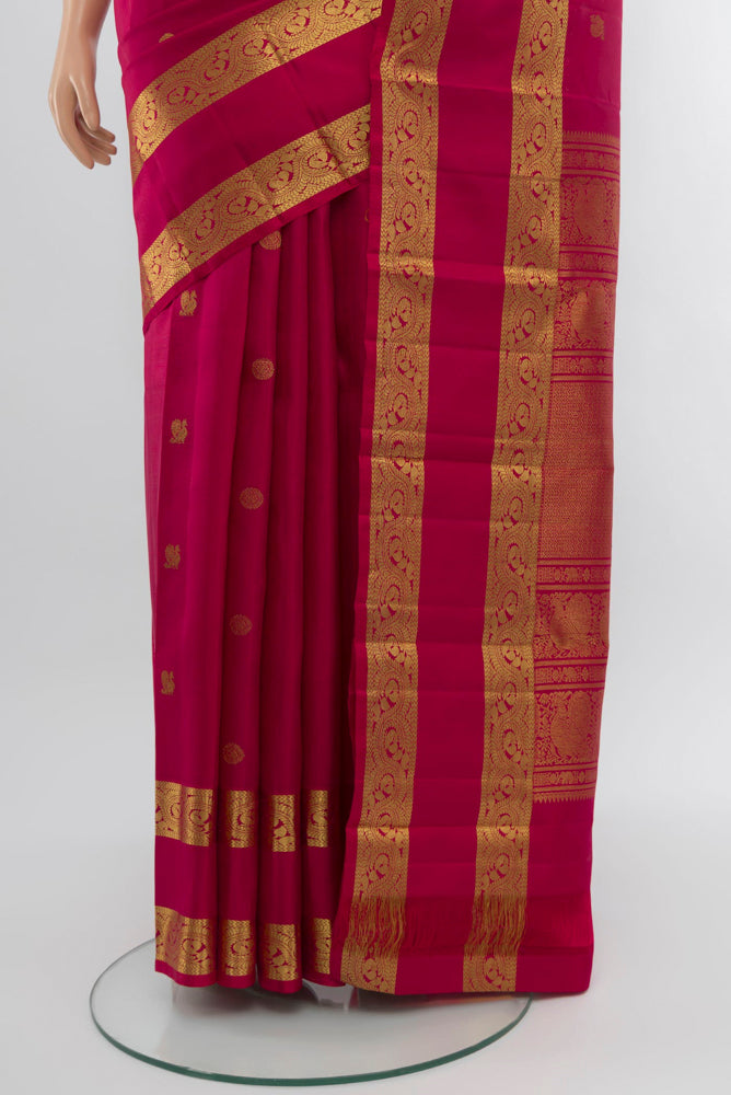 Pleats and pallu of Maroon Kanjivaram Silk Saree with Zari Brocade on the body and Zari Border. 
