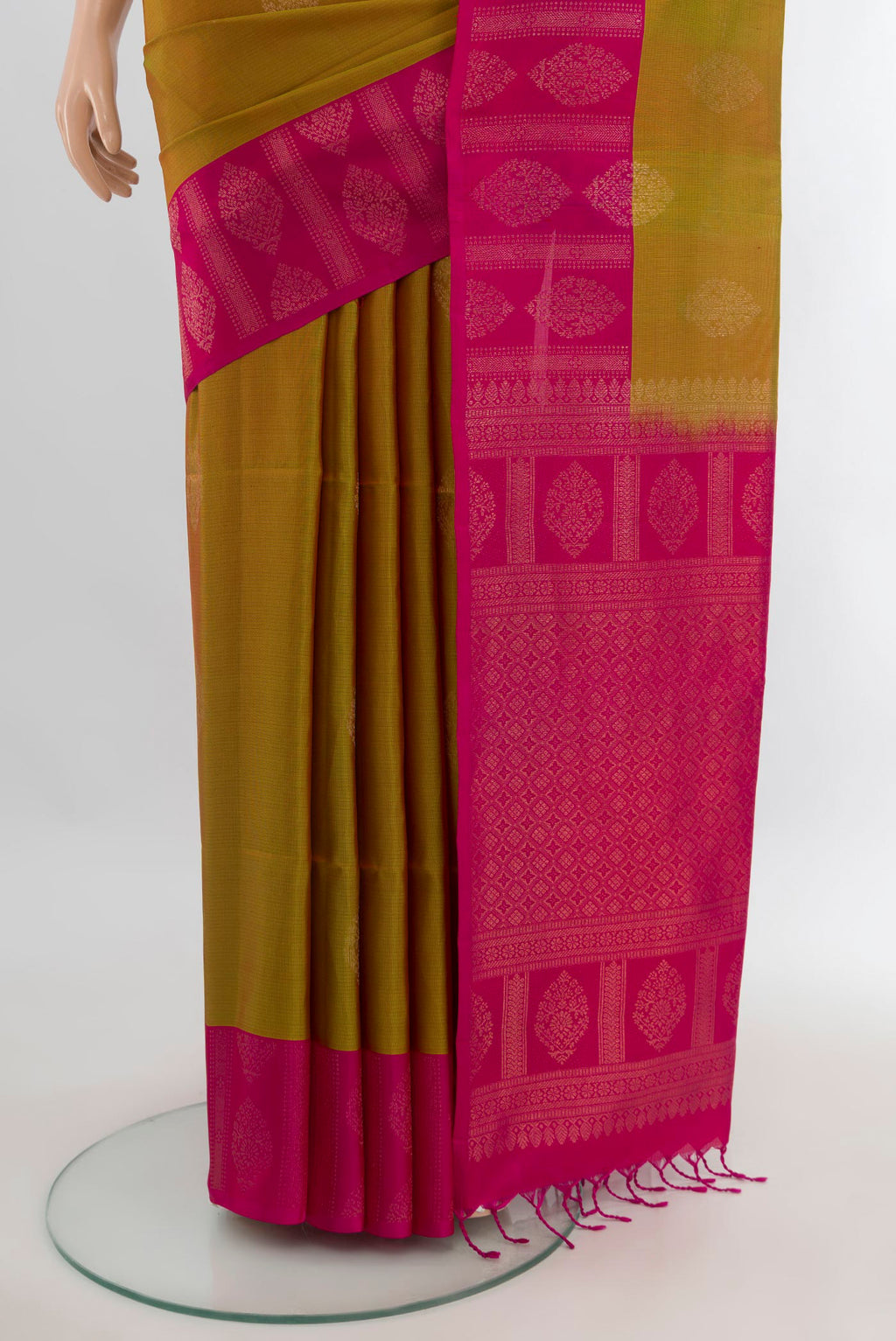 Pleats and pallu of Pure Silk Mehandi Green Dual Tone Soft Saree with Zari Butta on the body and Fancy Border. 