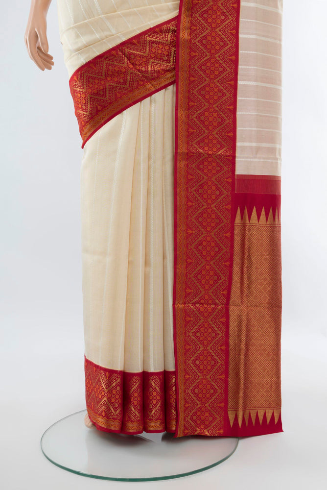 Pleats and pallu of Cream Bangalore Silk - kadyal Saree with Zari Butta on the body and Silk Border. 
