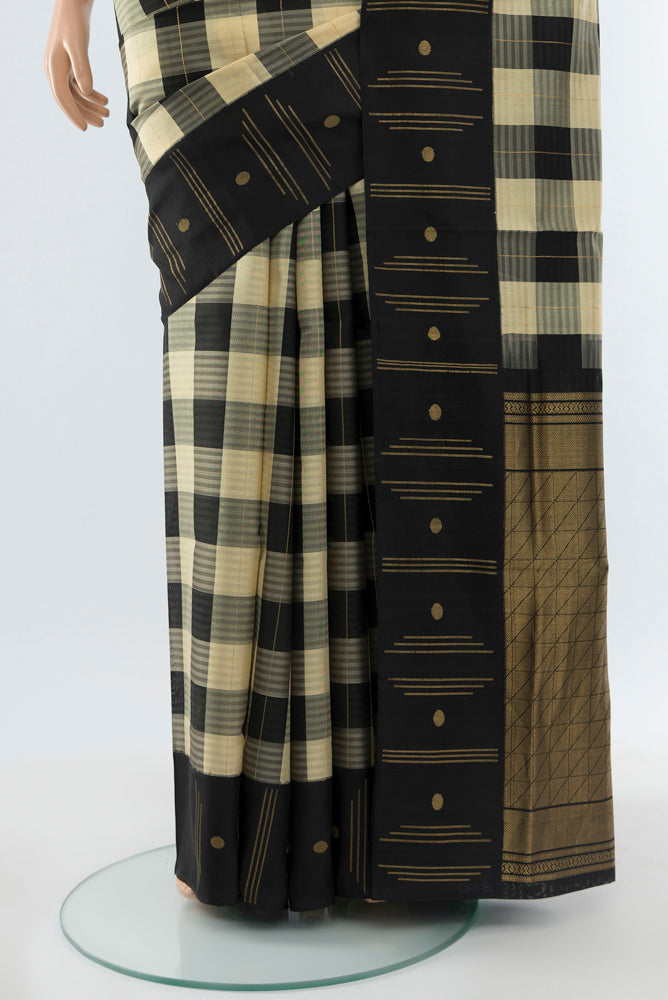 Pleats and pallu of Multi Color Bangalore Silk - kadyal Saree with Checked design on the body and Silk Border. 