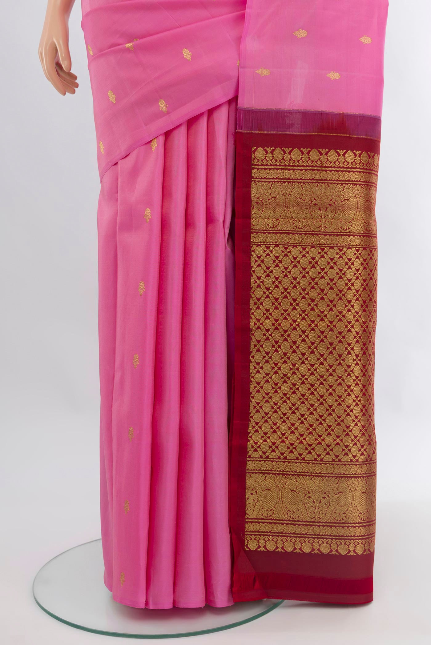 Pleats and pallu of Rose pink Kanchipuram Silk Saree with Zari Butta on the body and Without Border. 
