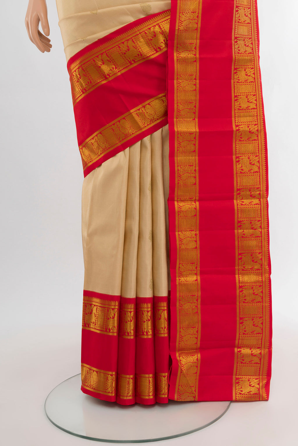 Pleats and pallu of Cream Kanchipuram Silk Saree with Zari Butta on the body and Zari Border. 