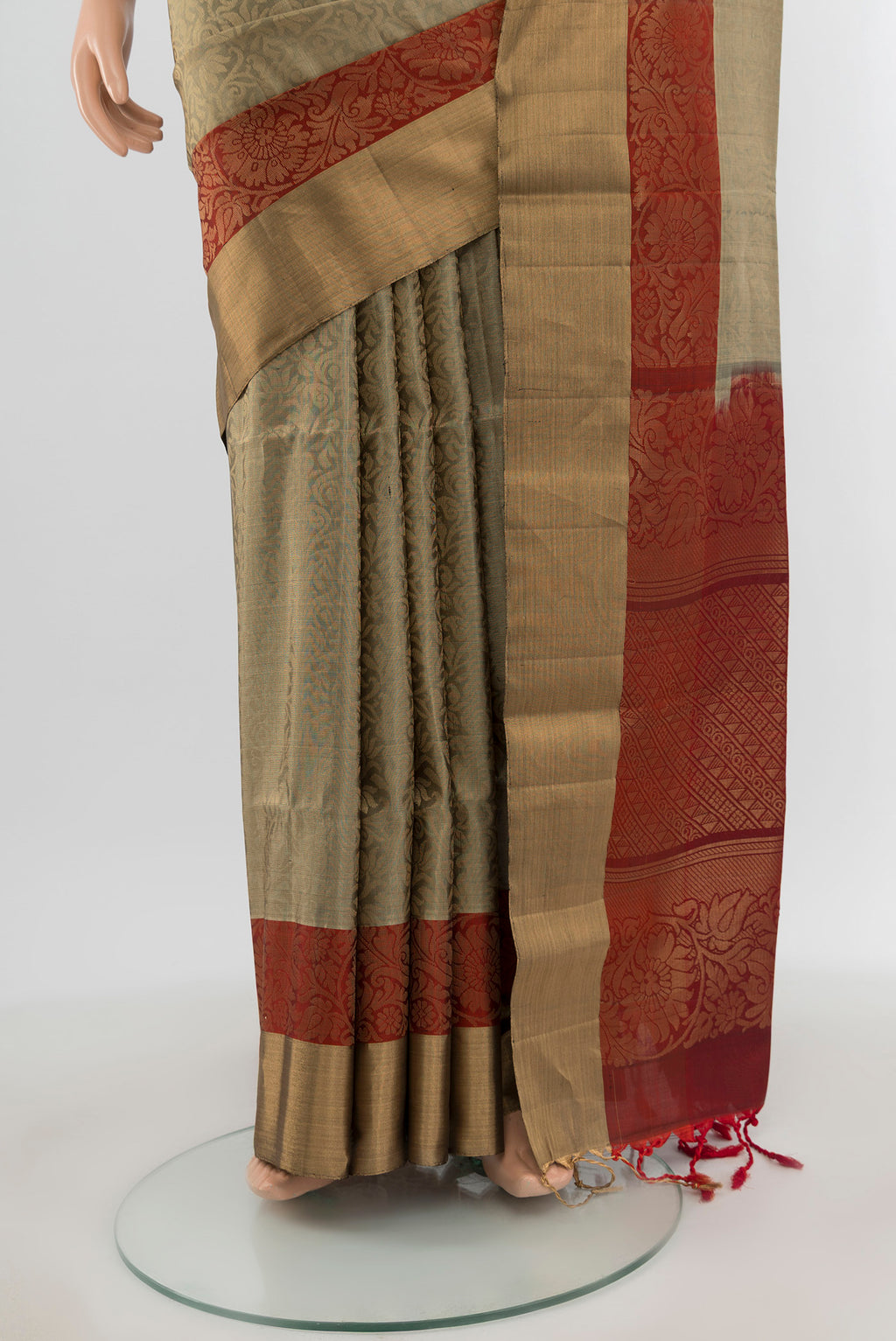 Pleats and pallu of Davys Grey Soft Silk Saree with Zari Brocade on the body and Zari Border. 
