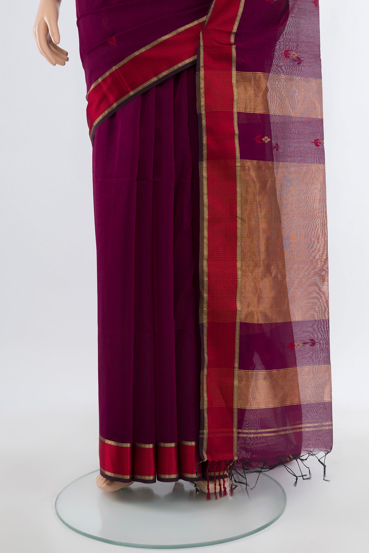 Pleats and pallu of Purple Maheshwari Silk Cotton Saree with Plain Body and Silk Border. 