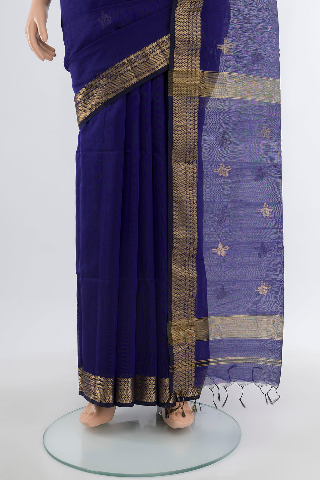 Pleats and pallu of Navy Blue Maheshwari Silk Cotton Saree with Plain Body and Silk Border. 