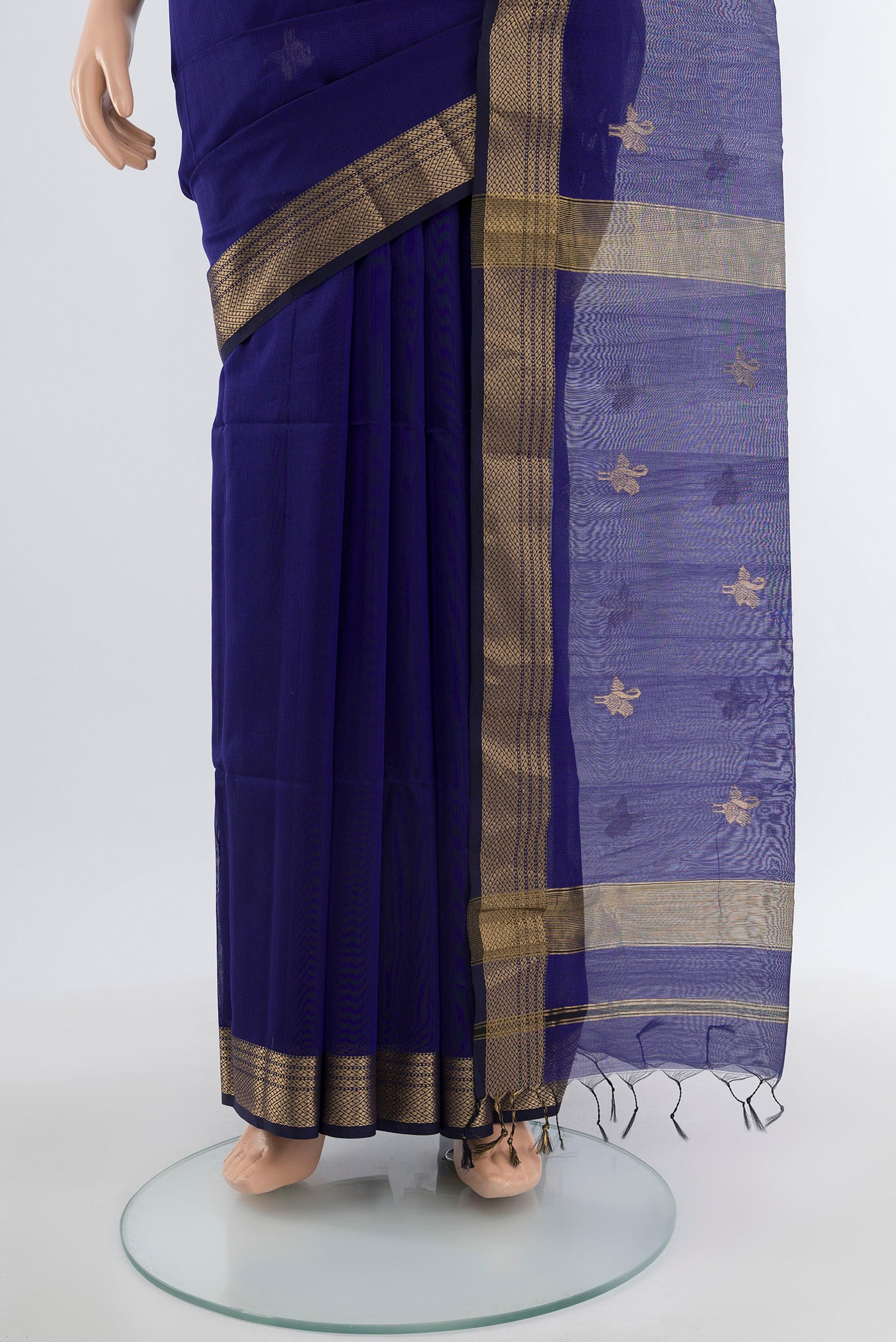 Pleats and pallu of Navy Blue Maheshwari Silk Cotton Saree with Plain Body and Silk Border. 