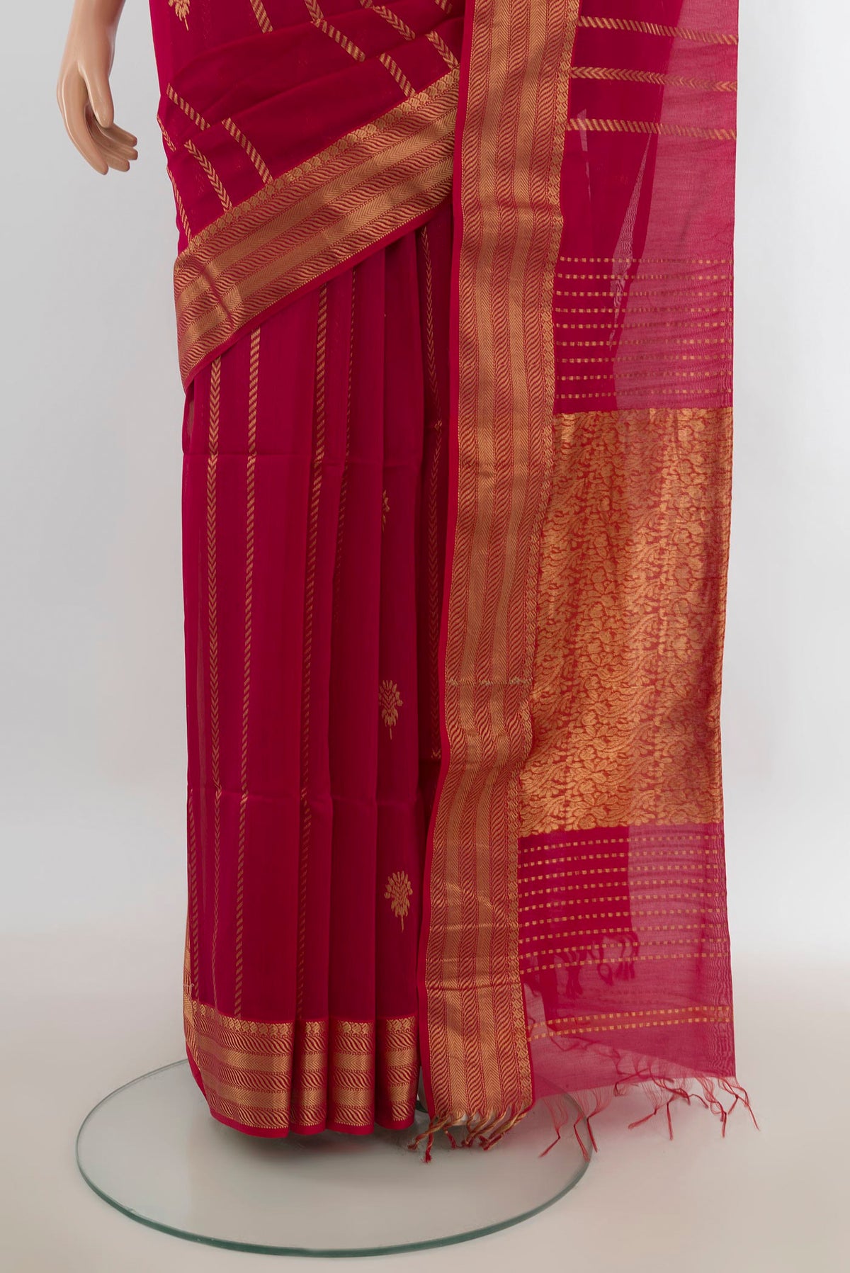 Pleats and pallu of Dark Pink Maheshwari Cotton Saree with Zari Butta on the body and Silk Border. 