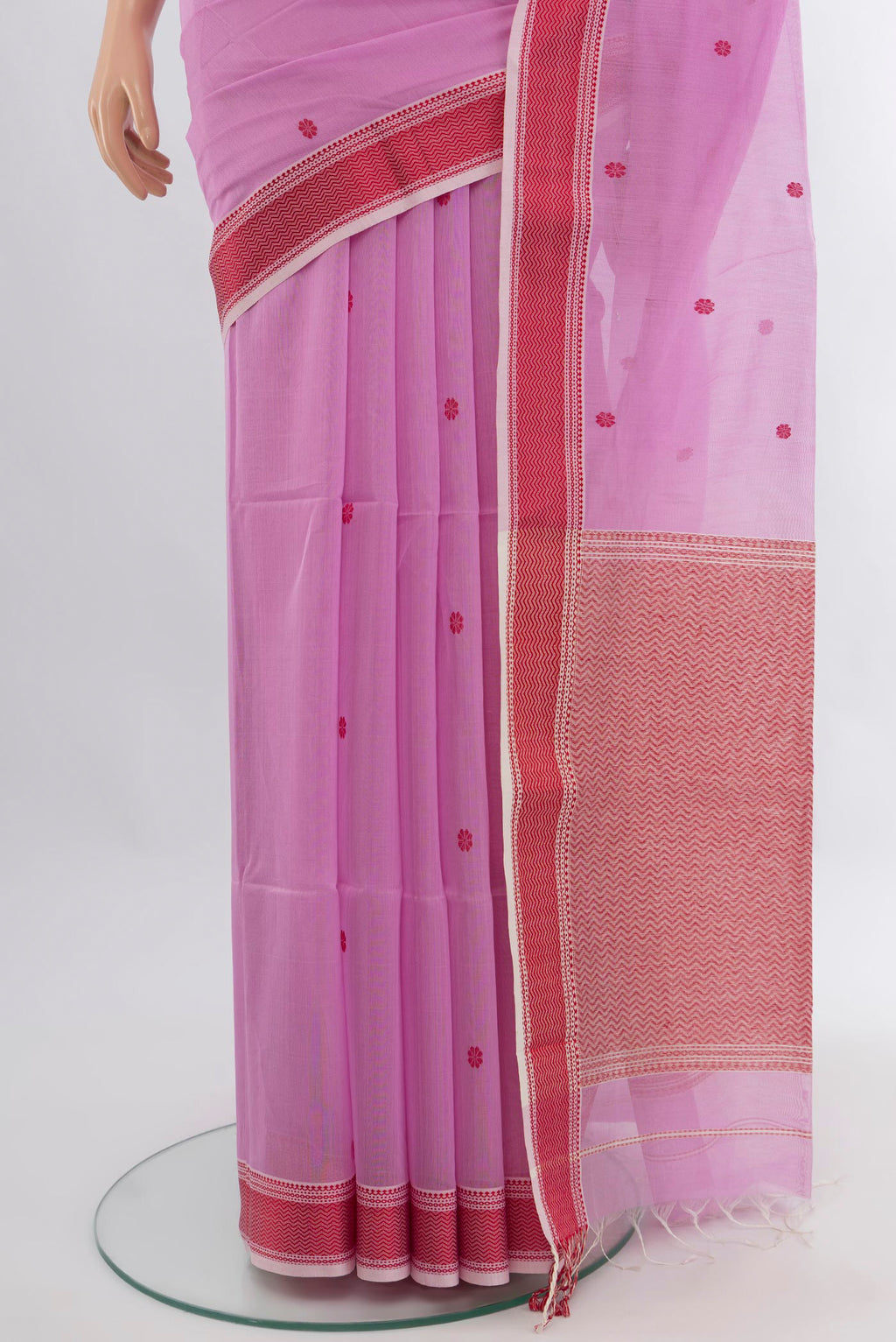 Pleats and pallu of Lavender Maheshwari Silk Cotton Saree with Thread Butta on the body and Thread Border. 