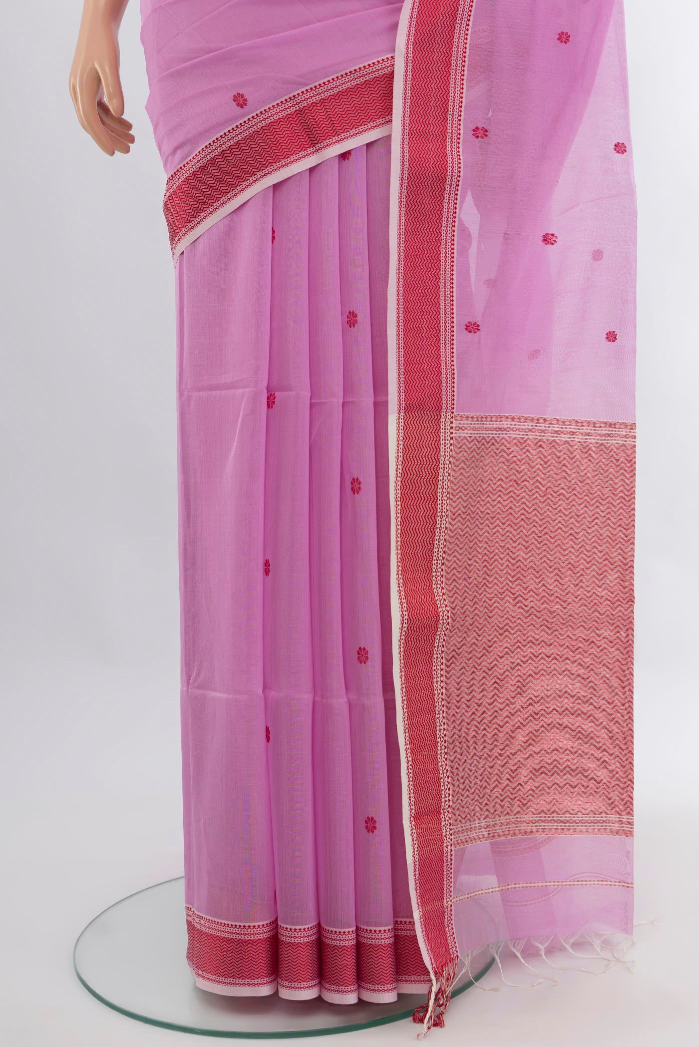 Pleats and pallu of Lavender Maheshwari Silk Cotton Saree with Thread Butta on the body and Thread Border. 