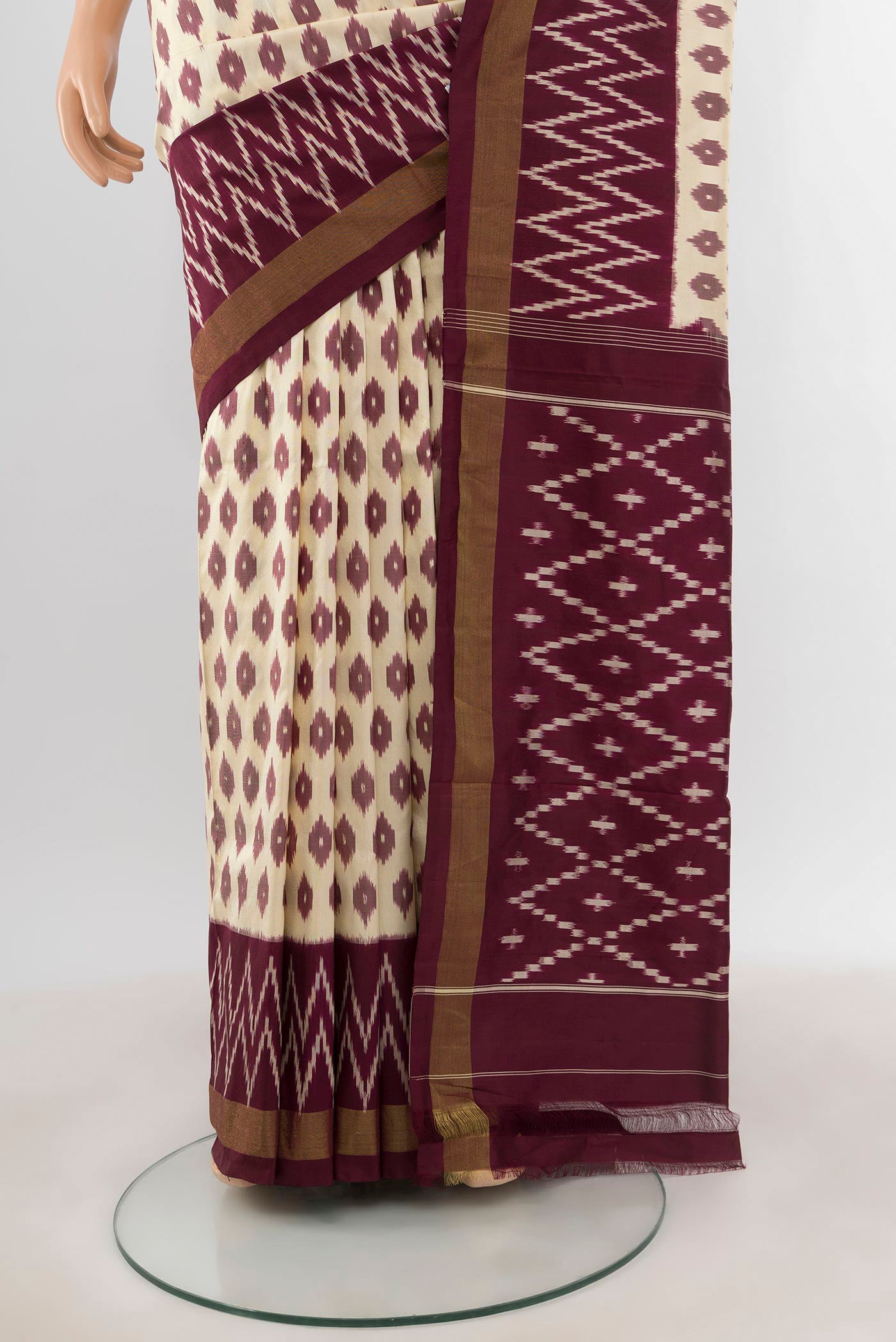 Pleats and pallu of Cream Pochampally Silk Saree with Pure Ikat on the body and Ikat Border. 