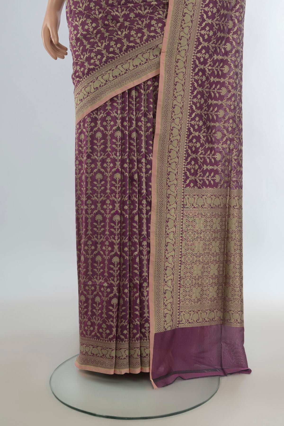 Pleats and pallu of Pure Silk Mauve Banarasi Saree with Thread Butta on the body and Thread Border. 